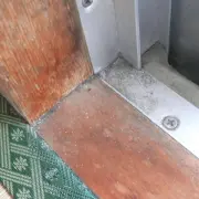 サッシまわりに水の染み出し黒ずみ